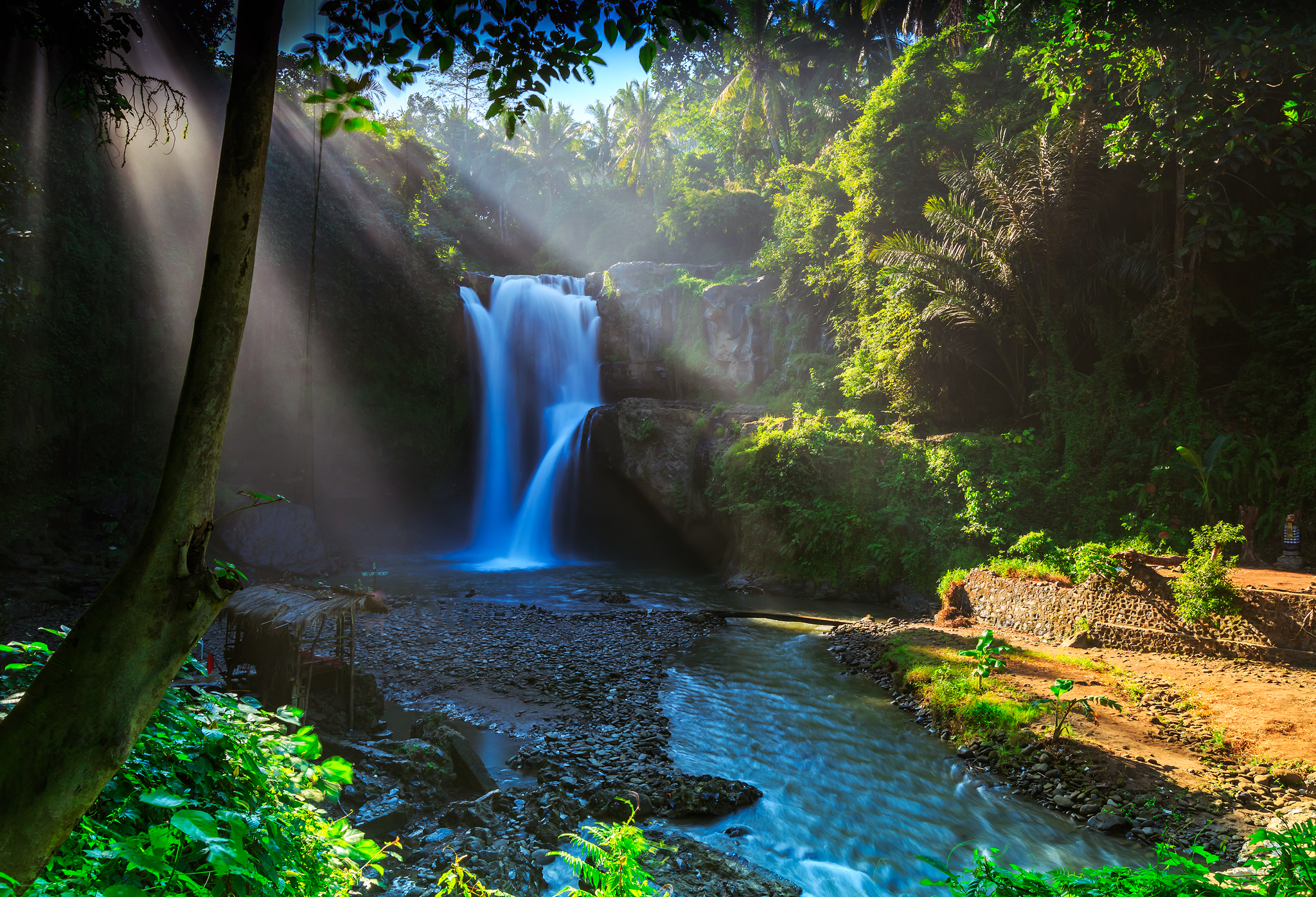 tegenungan-waterfall-indonesia_l